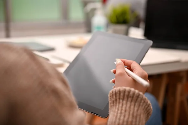 스크린에서 태블릿 터치패드와 스타일러스 그림을 사용하여 스웨터를 상태로 만드는 천년기 — 스톡 사진