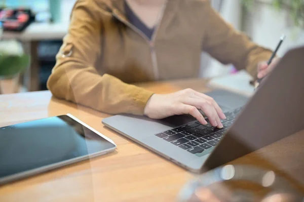 Kvinnlig Kontorsarbetare Som Använder Bärbar Dator Kvinnlig Högskolestudent Söker Online — Stockfoto