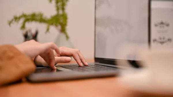 Nahaufnahme Und Fokus Hände Bild Weibliche Eingabe Auf Der Tastatur — Stockfoto