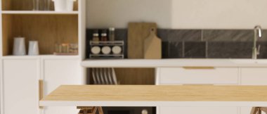 Montaj için boş alanı olan modern ahşap mutfak masası ya da yemek masası. Ürününüz arka planda bulanık, minimal mutfak alanı üzerinde sergileniyor. 3d görüntüleme, 3d illüstrasyon