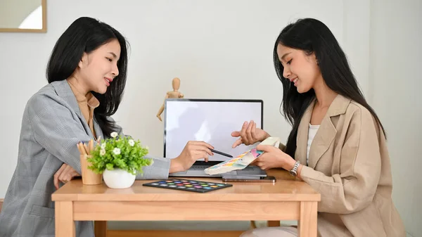 Atractiva Asiática Joven Diseñadora Gráfica Interiores Celebrando Una Pequeña Reunión —  Fotos de Stock