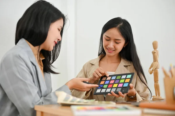 Profissional Asiático Jovem Designer Gráfico Feminino Trabalhando Com Seu Colega — Fotografia de Stock