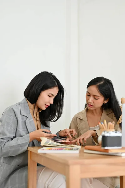 Retrato Dois Profissionais Asiáticos Designers Gráficos Sexo Feminino Examinando Uma — Fotografia de Stock