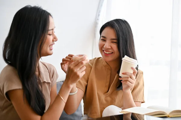 Feliz Alegre Asiático Jovem Mulher Gosta Conversar Tendo Doces Bebida — Fotografia de Stock