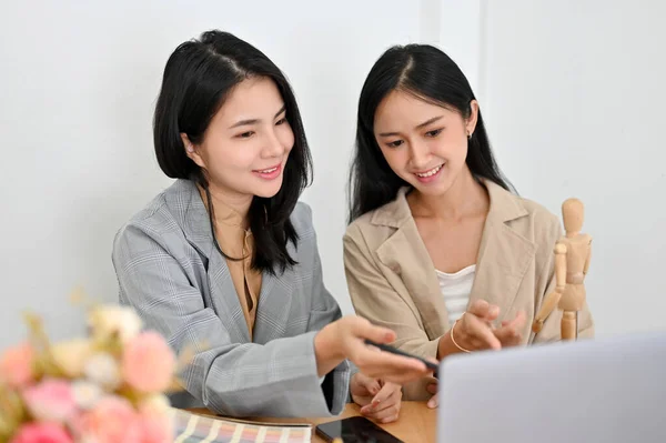 Dos Mujeres Negocios Hermosas Confiadas Asiáticas Que Trabajan Oficina Mirando —  Fotos de Stock