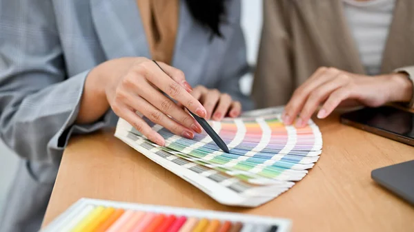 Fotografía Recortada Dos Diseñadoras Gráficas Están Discutiendo Revisando Color Paleta — Foto de Stock