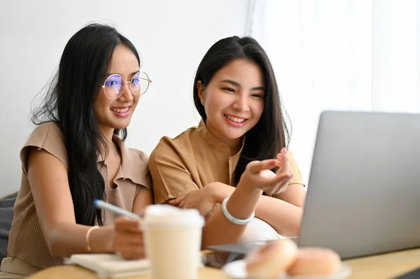 Mooie Aziatische Jonge Vrouwelijke College Student Online Studeren Toetreden Tot — Stockfoto