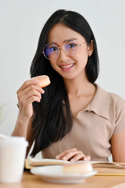 Porträtt Vacker Asiatisk Tusenårig Kvinna Med Glasögon Casual Outfit Sitter — Stockfoto