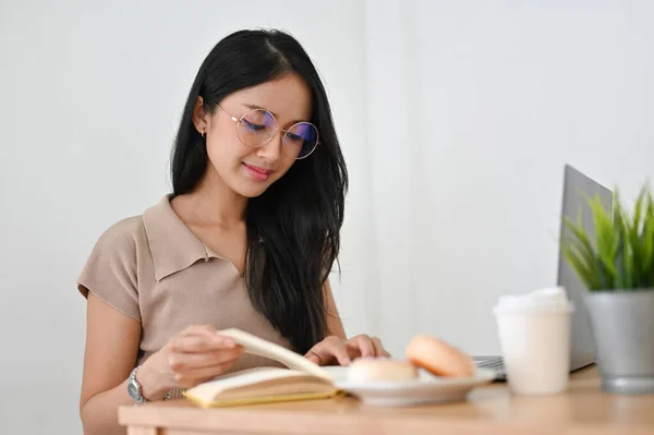 Encantadora Joven Asiática Con Anteojos Leyendo Libro Libro Novela Hermosa —  Fotos de Stock