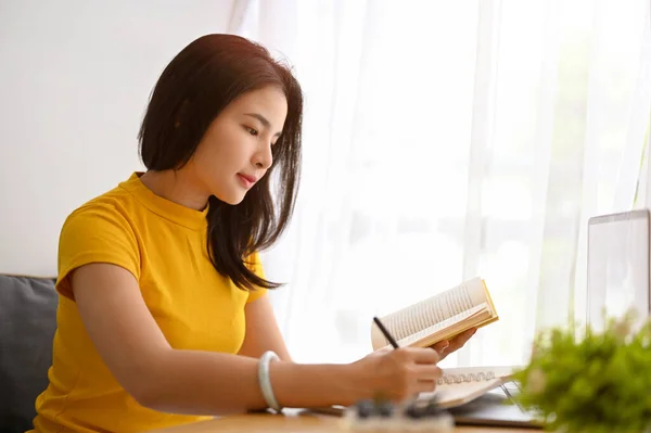 Charmante Asiatische Studentin Sitzt Der Bibliothek Recherchiert Ein Paar Informationen — Stockfoto