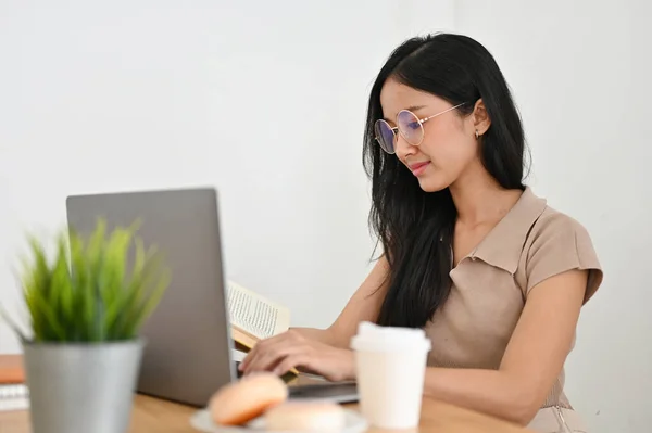 Atractiva Asiática Joven Mujer Gafas Usando Ordenador Portátil Gestión Asignación —  Fotos de Stock