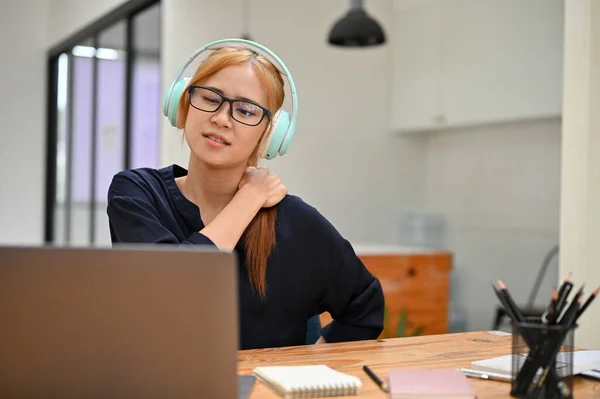 Millennial Aziatische Vrouwelijke Kantoormedewerker Het Voelen Van Pijn Nek Het — Stockfoto