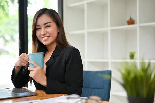 Linda Mulher Negócios Asiática Empresária Feminina Senta Seu Quarto Escritório — Fotografia de Stock