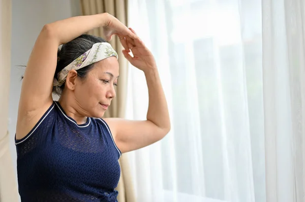Porträtt Frisk Asiatisk Medelålders Kvinna Som Tränar Gör Yoga Sträcker — Stockfoto