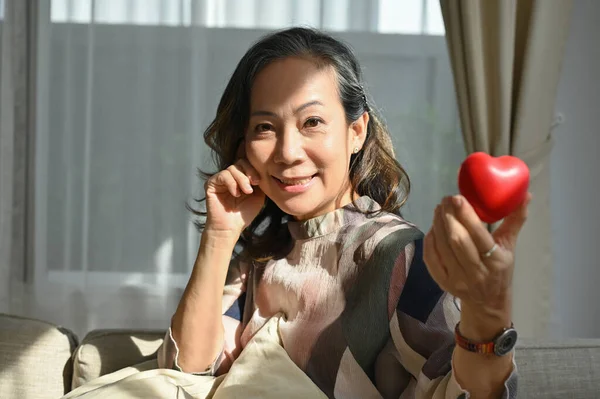 Okouzlující Asijská Starší Důchodkyně Sedící Obývacím Pokoji Rudým Srdcem Zdravotní — Stock fotografie