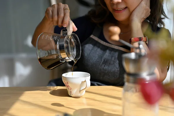 Cortada Imagem Perto Bela Ásia Idade Mulher Segurando Café Jar — Fotografia de Stock