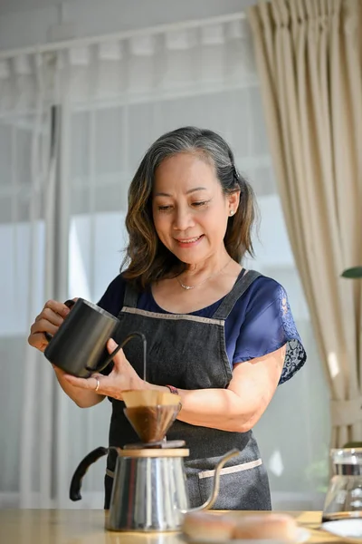 Bela Ásia Aposentado Mulher Derramando Quente Água Gotejamento Café Saco — Fotografia de Stock