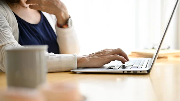 Ausschnitt Nahaufnahme Frau Mittleren Alters Ruhestand Mit Laptop Computer Tippen — Stockfoto