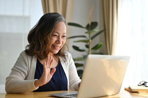 Glücklich Asiatische Alte Frau Wohnzimmer Mit Tragbaren Laptop Computer Videoanrufen — Stockfoto