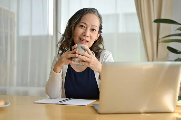 Eine Fröhliche Und Ruhige Ältere Asiatische Frau Sitzt Ihrem Heimischen — Stockfoto