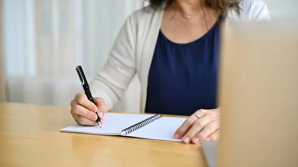 Seniorin Ruhestand Sitzt Ihrem Heimischen Arbeitsplatz Schreibt Etwas Auf Ihr — Stockfoto