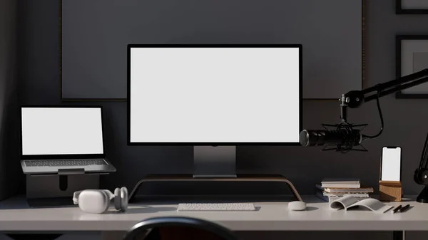 Moderne Donkere Zender Studio Met Laptop Smartphone Computer Blanco Scherm — Stockfoto