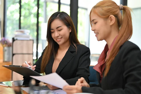 Atraente Ásia Empresária Trabalho Planejamento Projeto Com Feminino Colega Escritório — Fotografia de Stock