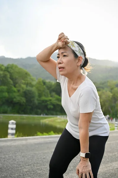 Yorgun Asyalı Yaşlı Kadın Parkta Uzun Bir Koşudan Sonra Ara — Stok fotoğraf
