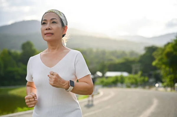 Sportieve Aziatische Oude Vrouw Joggen Een Zomerse Dag Het Prachtige — Stockfoto