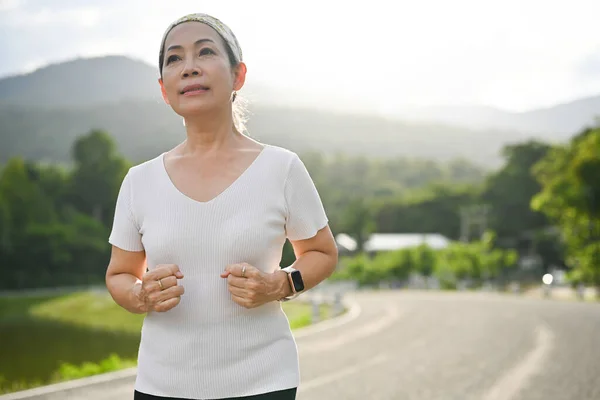 Mooie Aziatische Oude Vrouw Een Sportkleding Hardlopen Joggen Het Weekend — Stockfoto