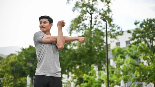 Actieve Sportieve Aziatische Jonge Man Sportkleding Strekken Zijn Armen Opwarmen — Stockfoto