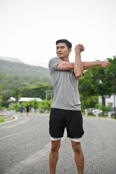 Portret Van Een Knappe Aziatische Jongeman Actieve Comfortabele Sportkleding Die — Stockfoto