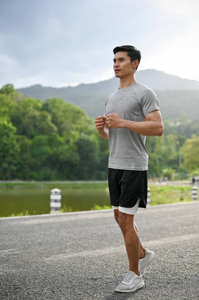 Portret Van Een Knappe Actieve Aziaat Sportkleding Hardloopschoenen Joggen Hardlopen — Stockfoto