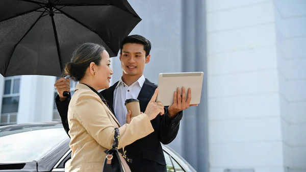 Éxito Asiático Anciana Empresaria Gerente Ejecutivo Comprobar Trabajo Tableta Digital — Foto de Stock