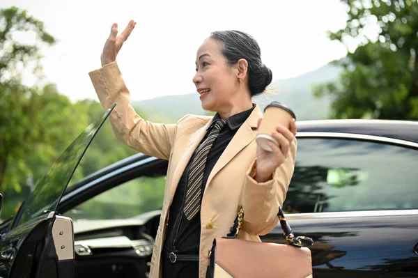 Alegre Anciana Asiática Mujer Negocios Saliendo Coche Lujo Saludando Con — Foto de Stock