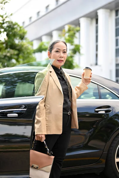 Retrato Una Mujer Negocios Envejecida Segura Exitosa Con Café Para — Foto de Stock