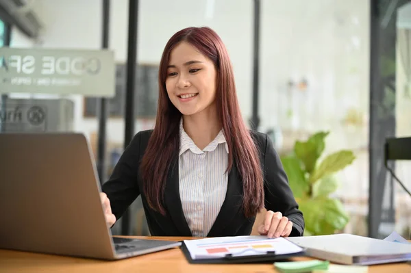 Attractive Young Asian Businesswoman Female Office Employee Sits Her Office — Stock Photo, Image