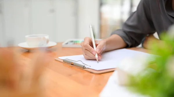 Imagen Recortada Cerca Una Mujer Escribiendo Algo Papel Espacio Trabajo — Foto de Stock