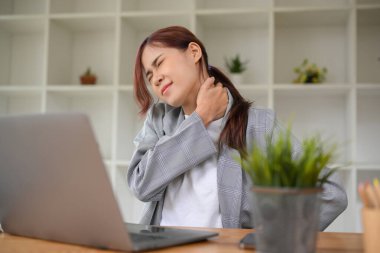 Ofis sendromu konsepti, Millennial Asyalı iş kadını omuz ağrısı, ofis sendromu..
