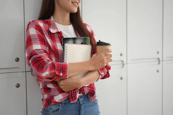 Ausgeschnittenes Bild Attraktive Junge Asiatische Studentin Mit Ihren Sachen Die — Stockfoto