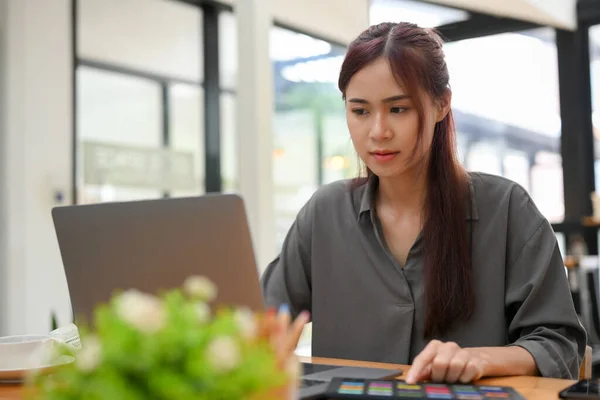 아름다운 아시아 사업가 사업가가 노트북 컴퓨터를 사용하여 자신의 프로젝트를 계획하면서 — 스톡 사진