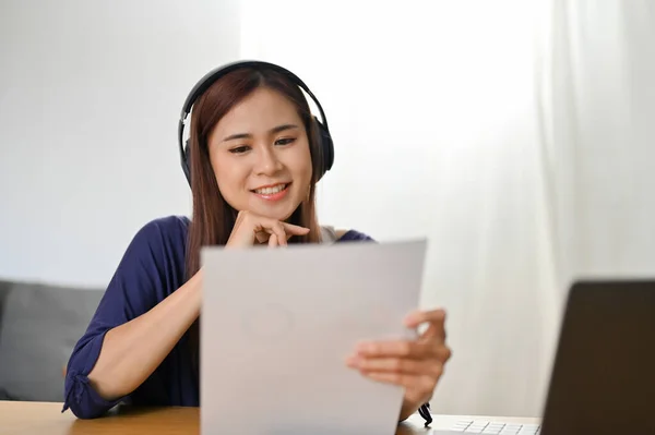 Прекрасна Студентка Азіатського Коледжу Вивчала Вдома Онлайн Заняття Слухала Вчителя — стокове фото
