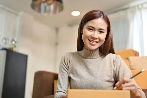 美丽的年轻亚洲女电子商务企业家准备她的送货包 在纸板箱上写上客户地址 中小型企业网上商店业务概念 — 图库照片