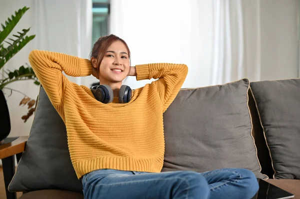 Šťastný Mladý Tisíciletý Asijské Žena Sluchátky Uvolňuje Chlazení Obývacím Pokoji — Stock fotografie