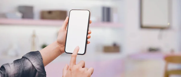 Mockup Tela Branca Smartphone Uma Mão Feminina Sobre Escritório Doméstico — Fotografia de Stock