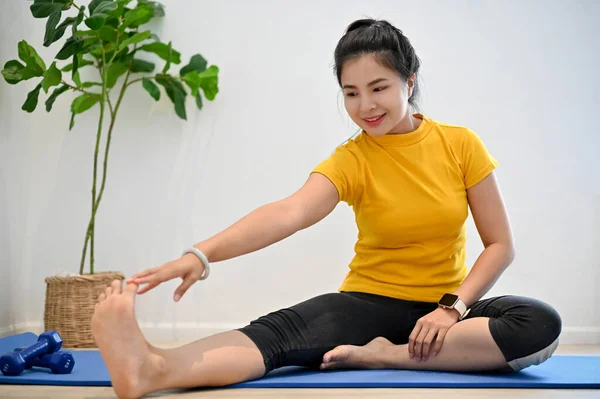 Hermosa Mujer Asiática Milenaria Practicando Yoga Haciendo Pilates Fácil Estirando — Foto de Stock