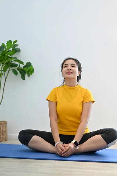 Retrato Una Mujer Asiática Milenaria Saludable Sienta Esterilla Yoga Haciendo — Foto de Stock