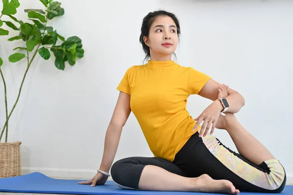 Atractiva Mujer Asiática Milenaria Ropa Deportiva Una Esterilla Yoga Practicando — Foto de Stock