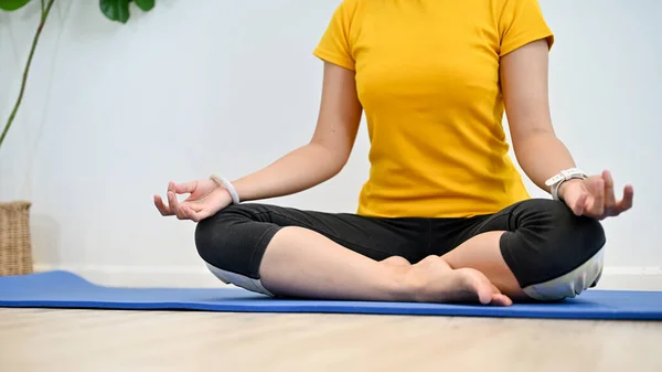 Una Mujer Ropa Deportiva Sienta Esterilla Yoga Practicando Pose Loto — Foto de Stock