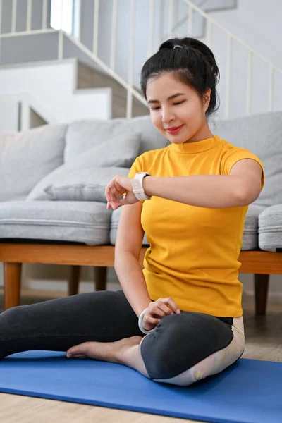 Charmant Gezond Jong Aziatisch Vrouw Sportkleding Zit Yoga Mat Kijken — Stockfoto